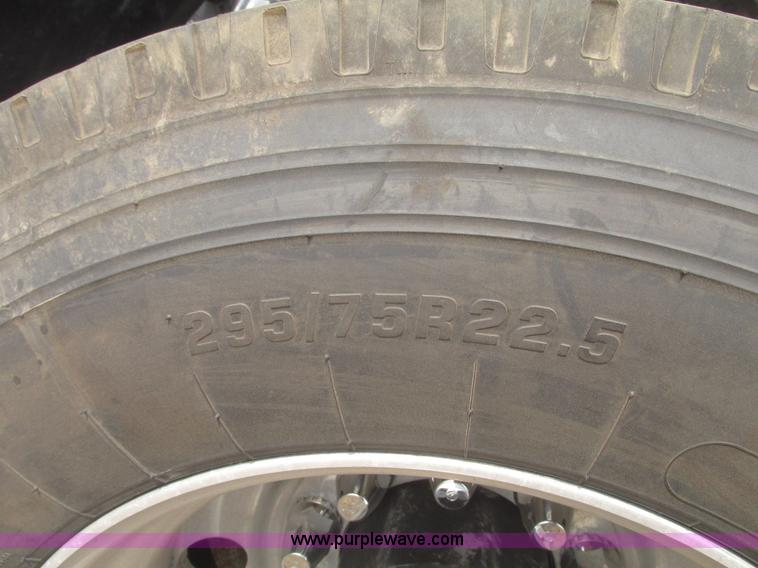 image for item H4727 2001 Peterbilt 378 semi truck