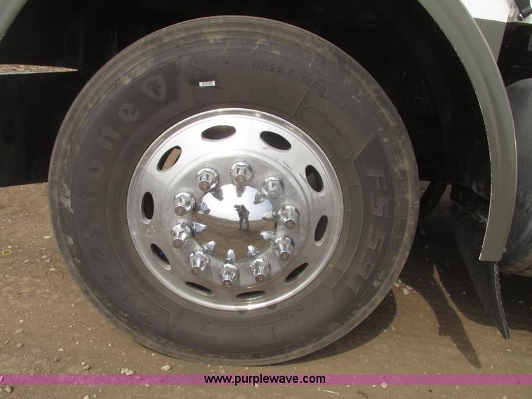 image for item H4727 2001 Peterbilt 378 semi truck