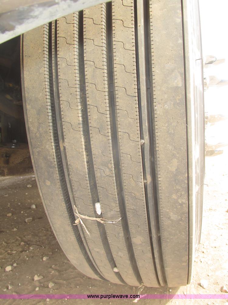 image for item H4727 2001 Peterbilt 378 semi truck