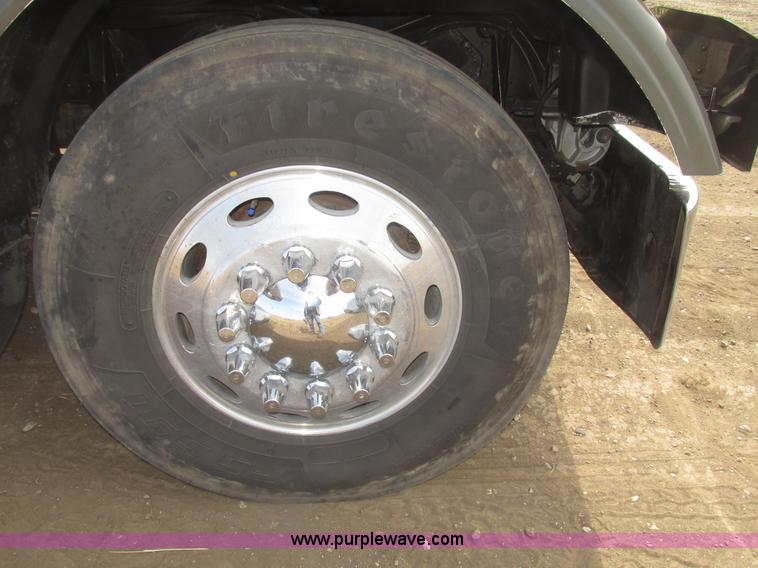 image for item H4727 2001 Peterbilt 378 semi truck