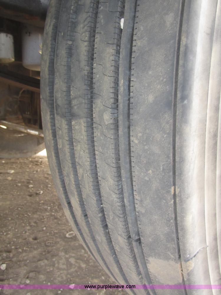 image for item H4727 2001 Peterbilt 378 semi truck