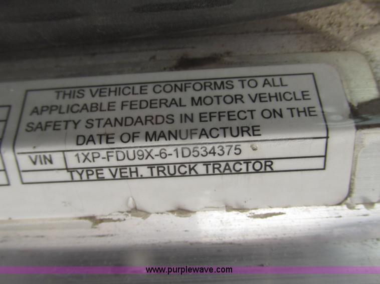 image for item H4727 2001 Peterbilt 378 semi truck