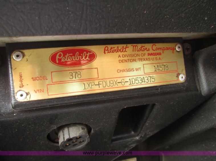 image for item H4727 2001 Peterbilt 378 semi truck