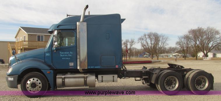 image for item H4734 2005 Freightliner Columbia semi truck