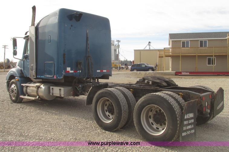 image for item H4734 2005 Freightliner Columbia semi truck