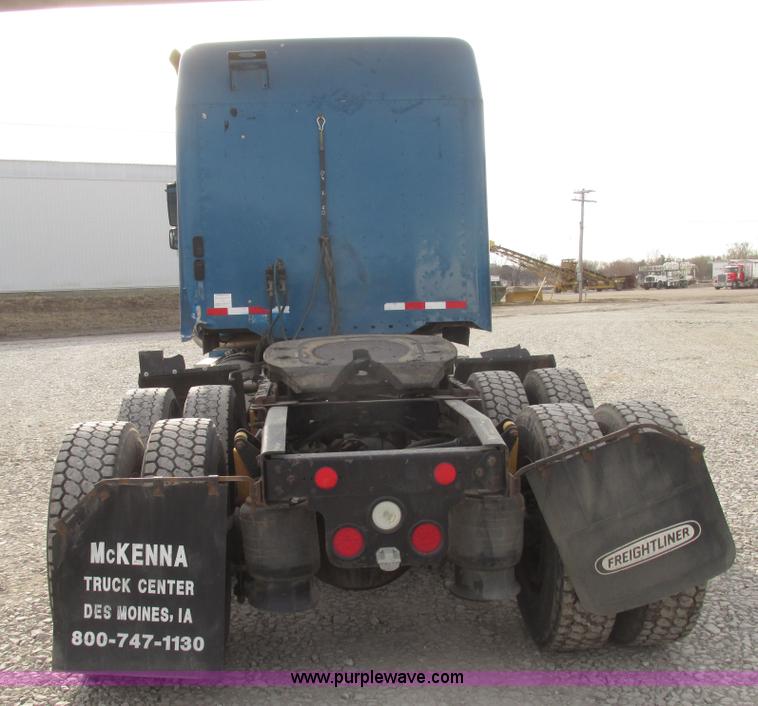 image for item H4734 2005 Freightliner Columbia semi truck