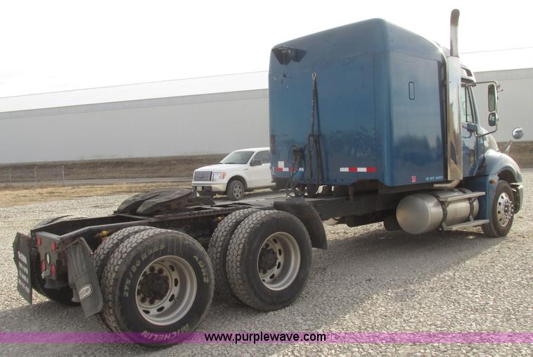 image for item H4734 2005 Freightliner Columbia semi truck
