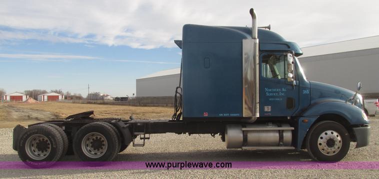 image for item H4734 2005 Freightliner Columbia semi truck