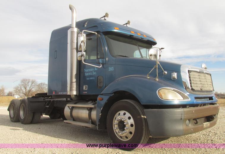 image for item H4734 2005 Freightliner Columbia semi truck