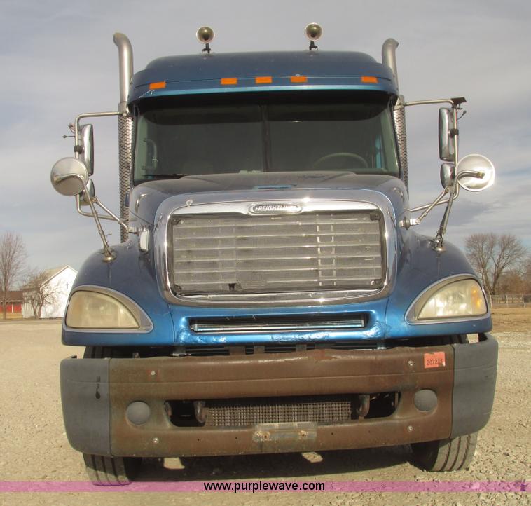 image for item H4734 2005 Freightliner Columbia semi truck