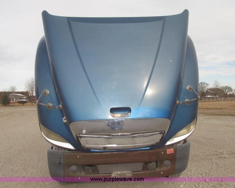 image for item H4734 2005 Freightliner Columbia semi truck