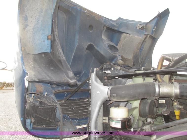 image for item H4734 2005 Freightliner Columbia semi truck