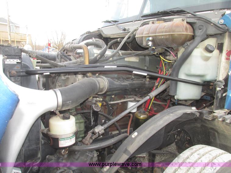 image for item H4734 2005 Freightliner Columbia semi truck