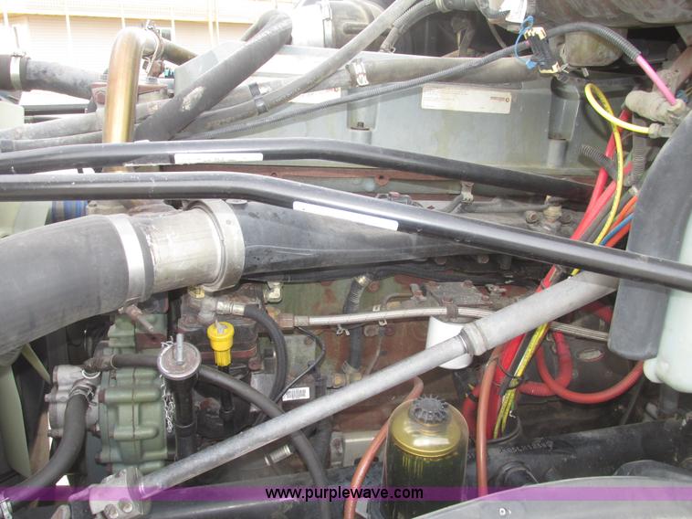 image for item H4734 2005 Freightliner Columbia semi truck