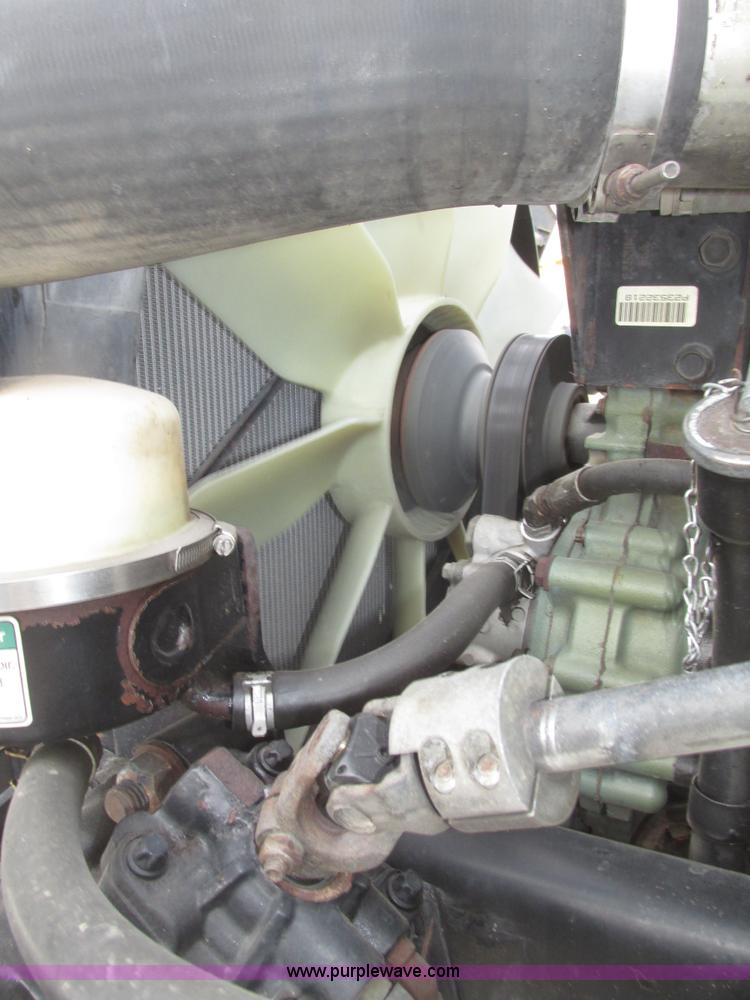 image for item H4734 2005 Freightliner Columbia semi truck