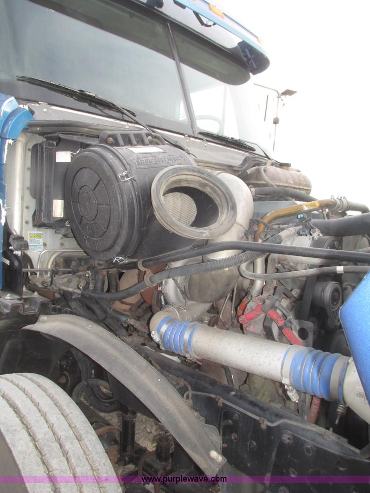 image for item H4734 2005 Freightliner Columbia semi truck