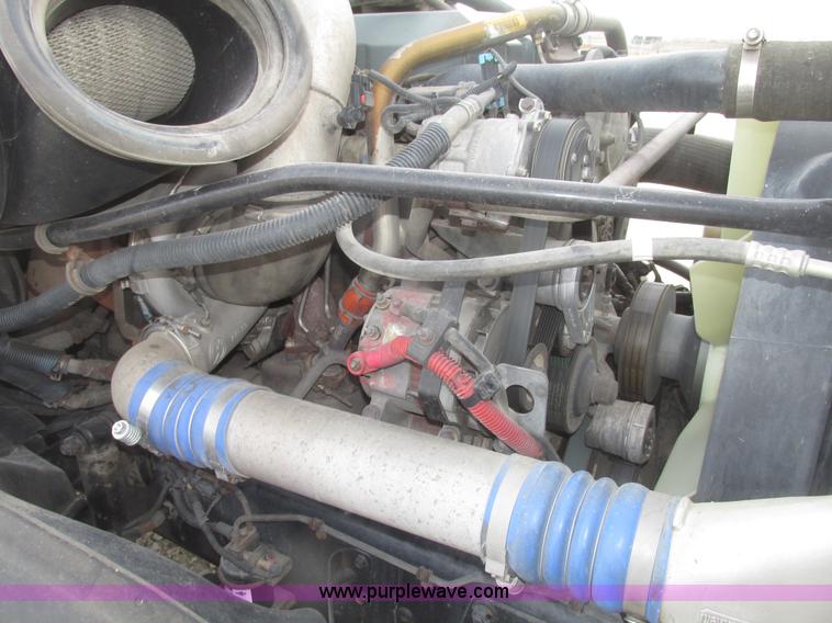 image for item H4734 2005 Freightliner Columbia semi truck