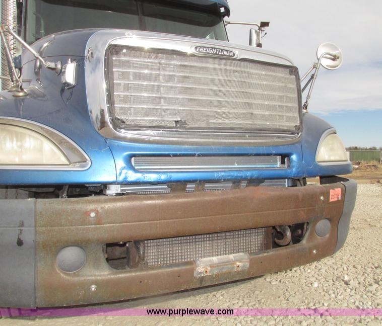 image for item H4734 2005 Freightliner Columbia semi truck