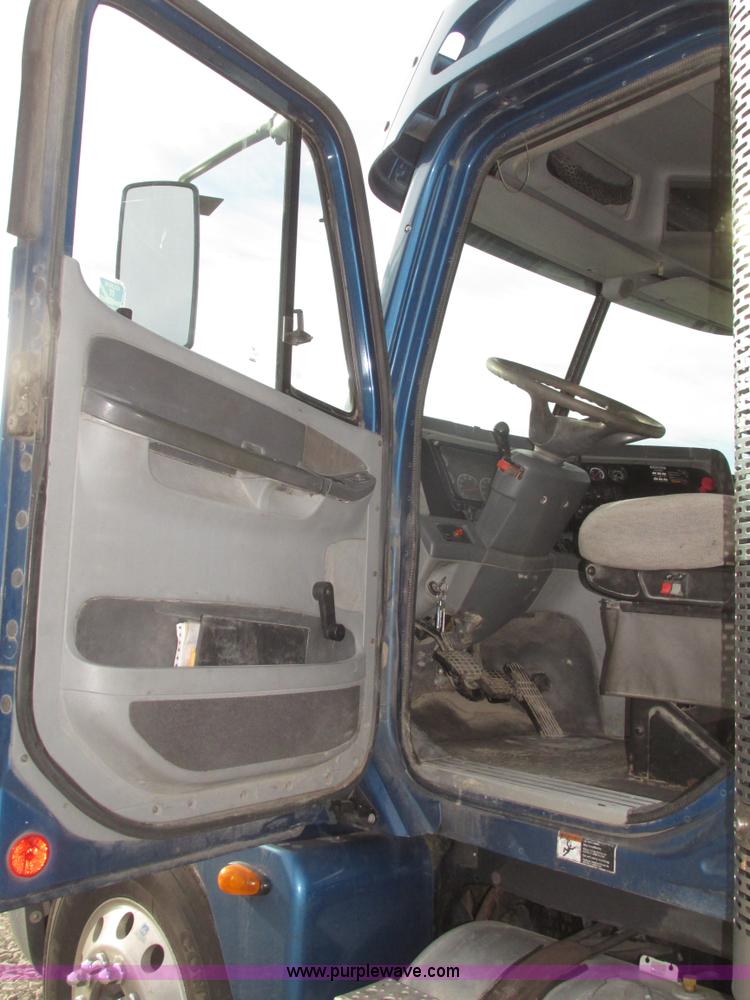 image for item H4734 2005 Freightliner Columbia semi truck