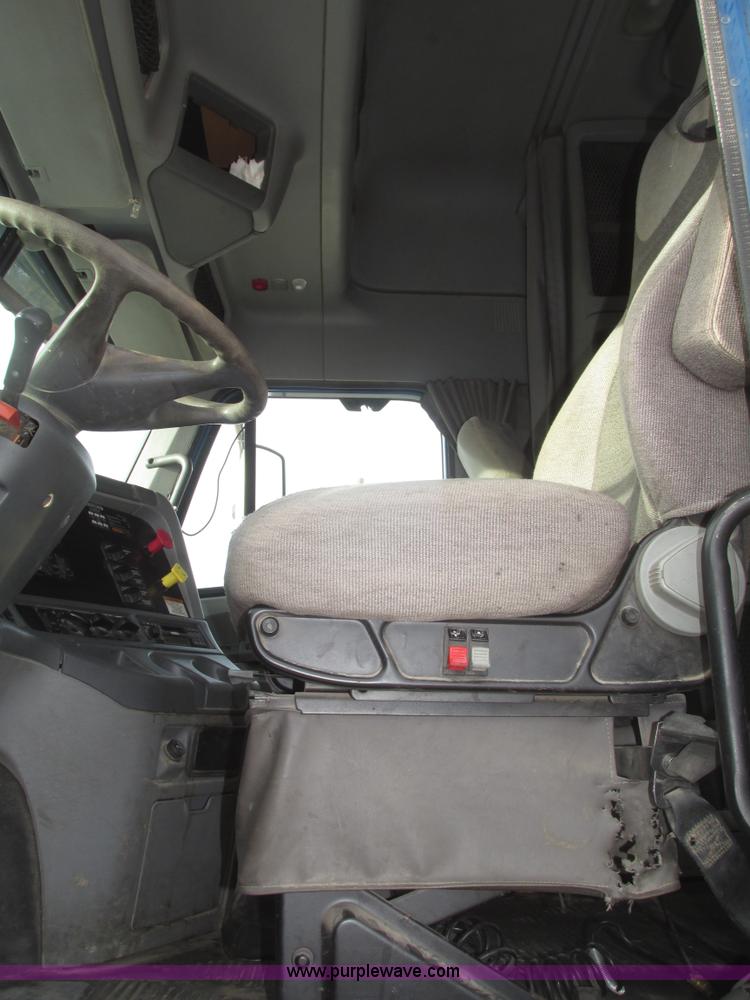 image for item H4734 2005 Freightliner Columbia semi truck