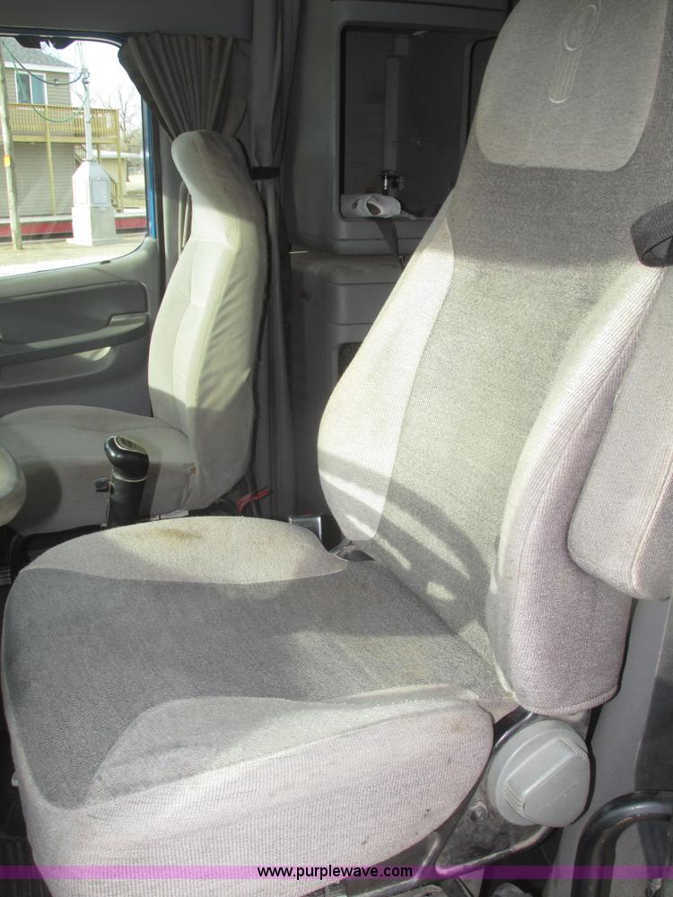 image for item H4734 2005 Freightliner Columbia semi truck