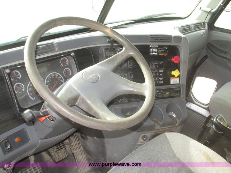 image for item H4734 2005 Freightliner Columbia semi truck