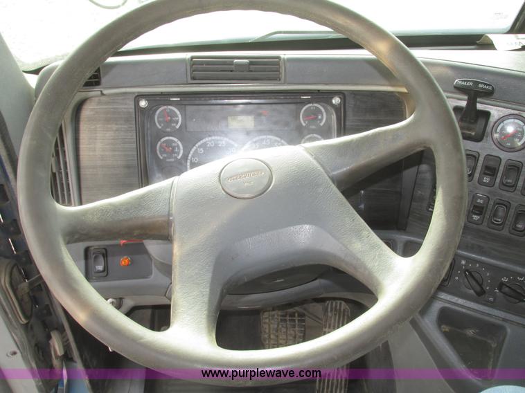 image for item H4734 2005 Freightliner Columbia semi truck