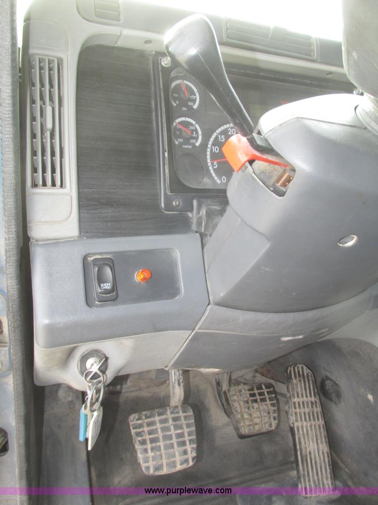 image for item H4734 2005 Freightliner Columbia semi truck