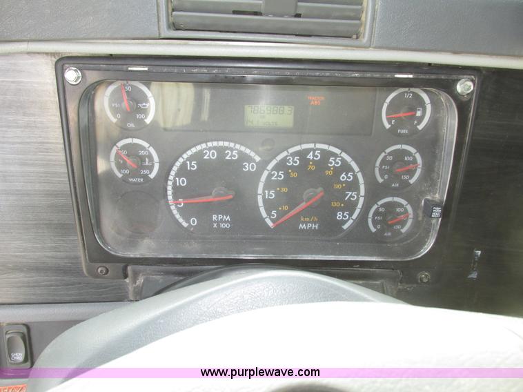 image for item H4734 2005 Freightliner Columbia semi truck