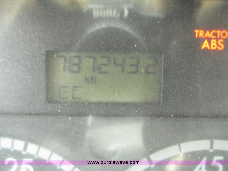 image for item H4734 2005 Freightliner Columbia semi truck