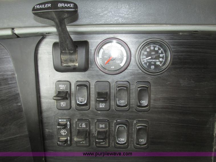 image for item H4734 2005 Freightliner Columbia semi truck