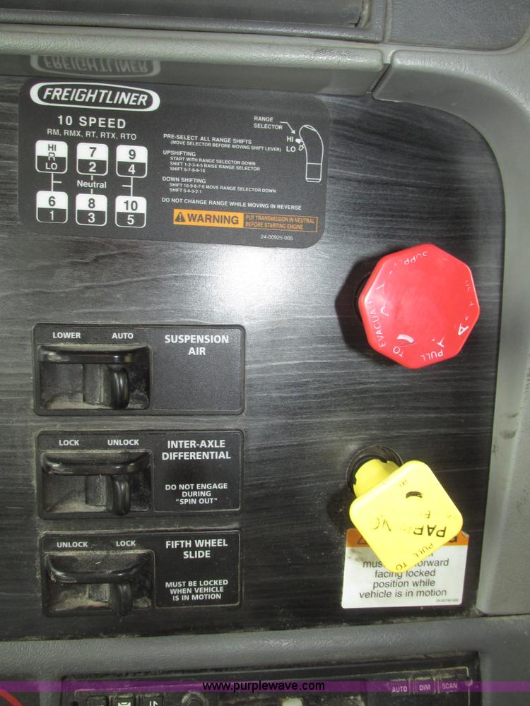 image for item H4734 2005 Freightliner Columbia semi truck