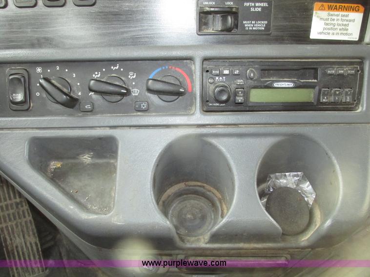 image for item H4734 2005 Freightliner Columbia semi truck