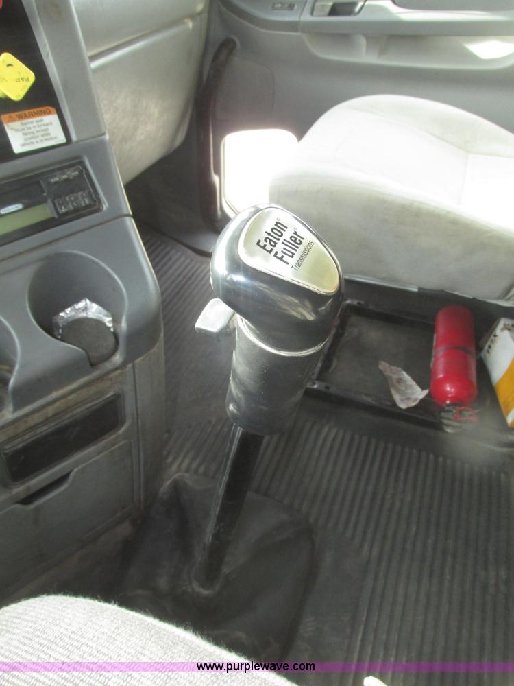 image for item H4734 2005 Freightliner Columbia semi truck