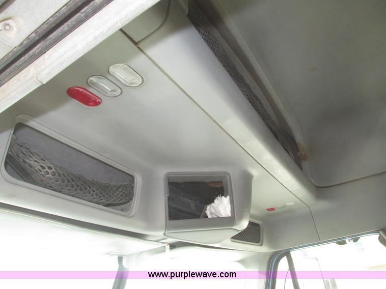 image for item H4734 2005 Freightliner Columbia semi truck