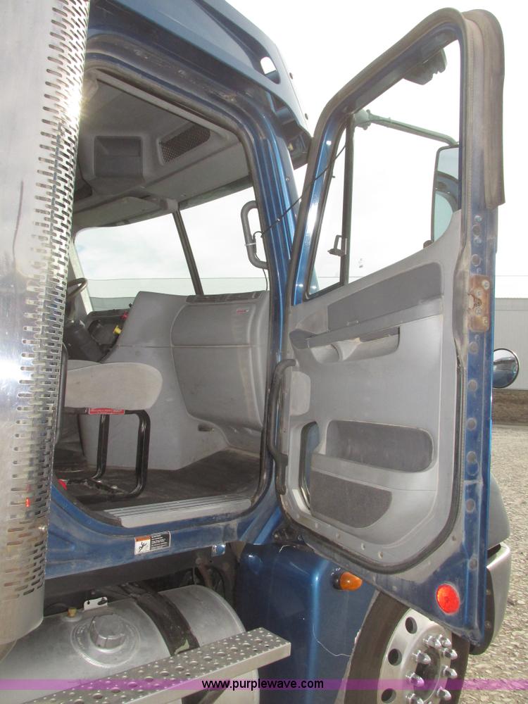 image for item H4734 2005 Freightliner Columbia semi truck