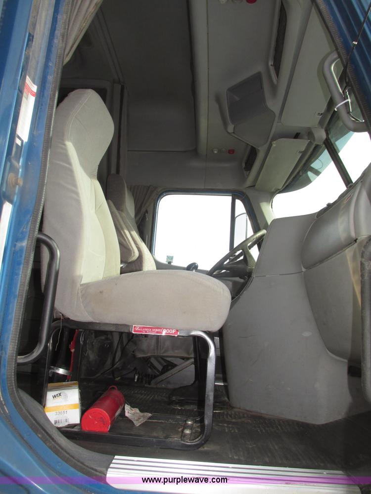 image for item H4734 2005 Freightliner Columbia semi truck