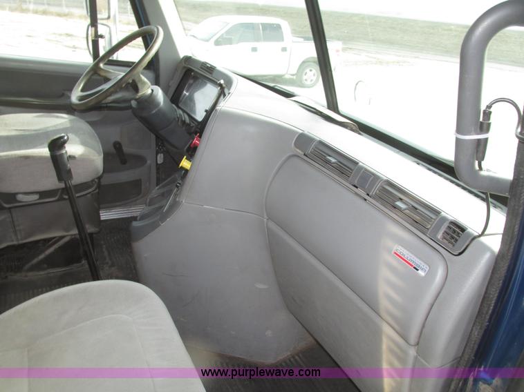 image for item H4734 2005 Freightliner Columbia semi truck