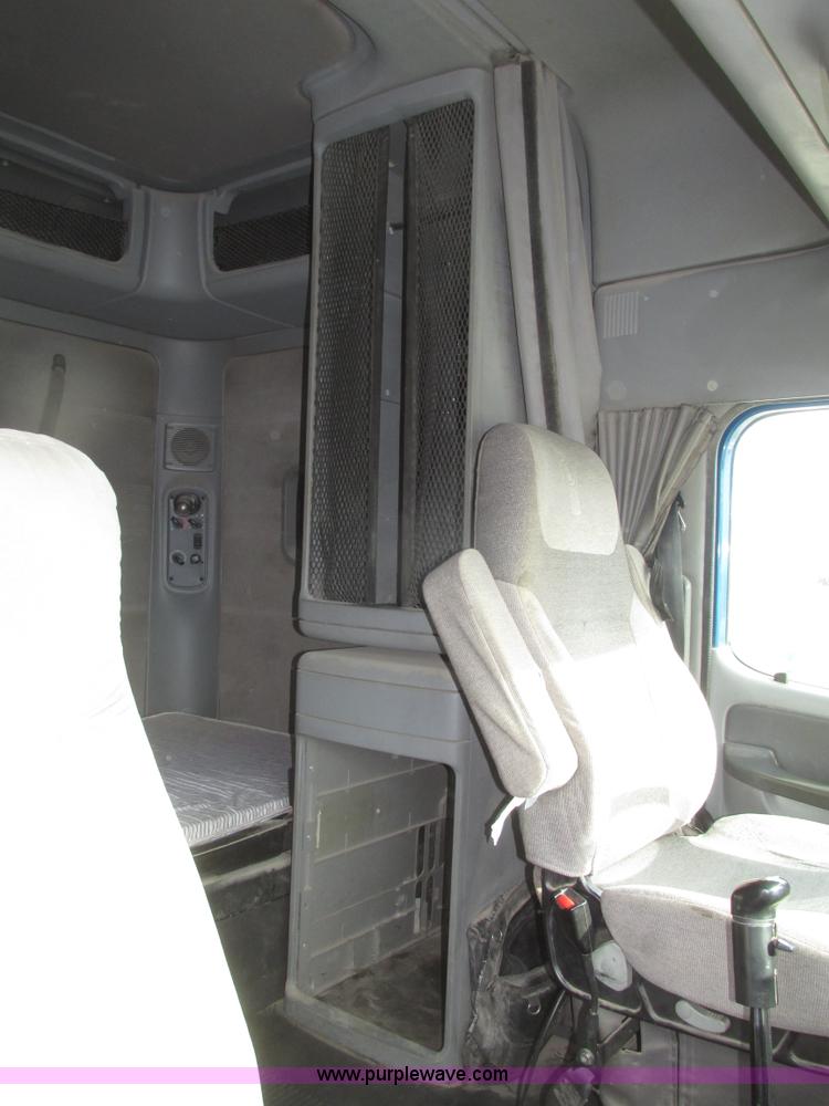 image for item H4734 2005 Freightliner Columbia semi truck