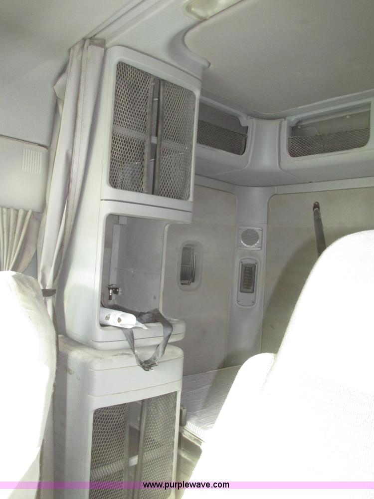 image for item H4734 2005 Freightliner Columbia semi truck