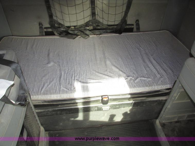 image for item H4734 2005 Freightliner Columbia semi truck