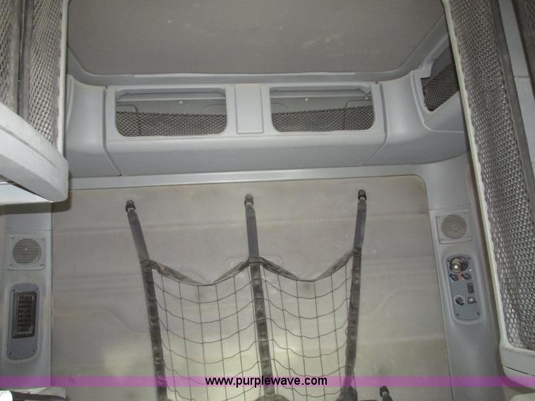 image for item H4734 2005 Freightliner Columbia semi truck