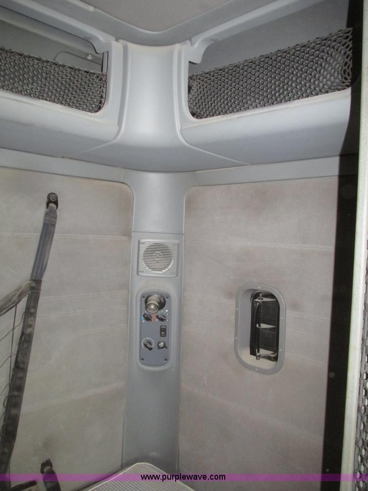 image for item H4734 2005 Freightliner Columbia semi truck