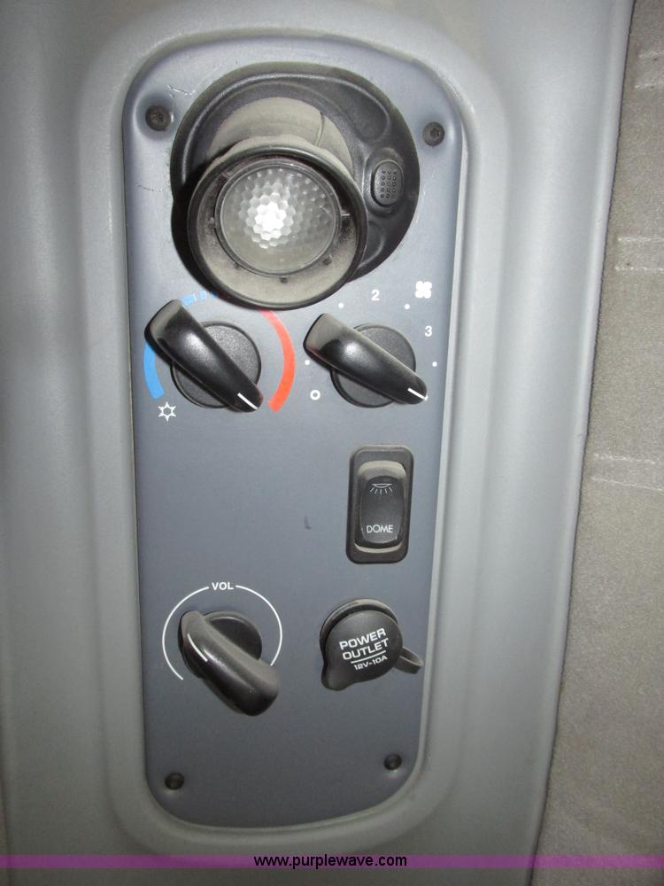 image for item H4734 2005 Freightliner Columbia semi truck