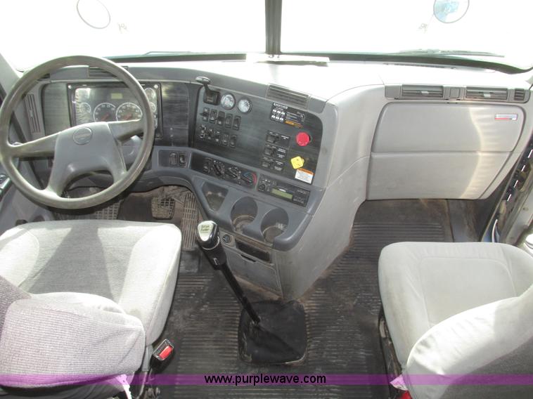 image for item H4734 2005 Freightliner Columbia semi truck