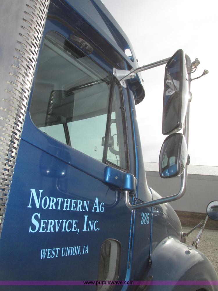 image for item H4734 2005 Freightliner Columbia semi truck