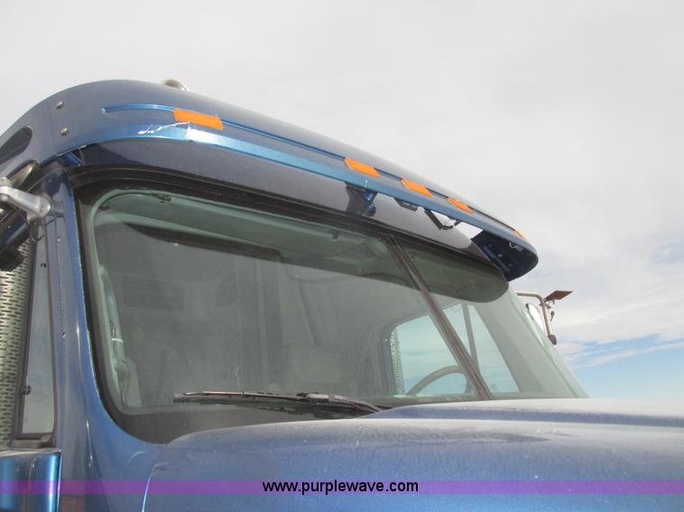 image for item H4734 2005 Freightliner Columbia semi truck