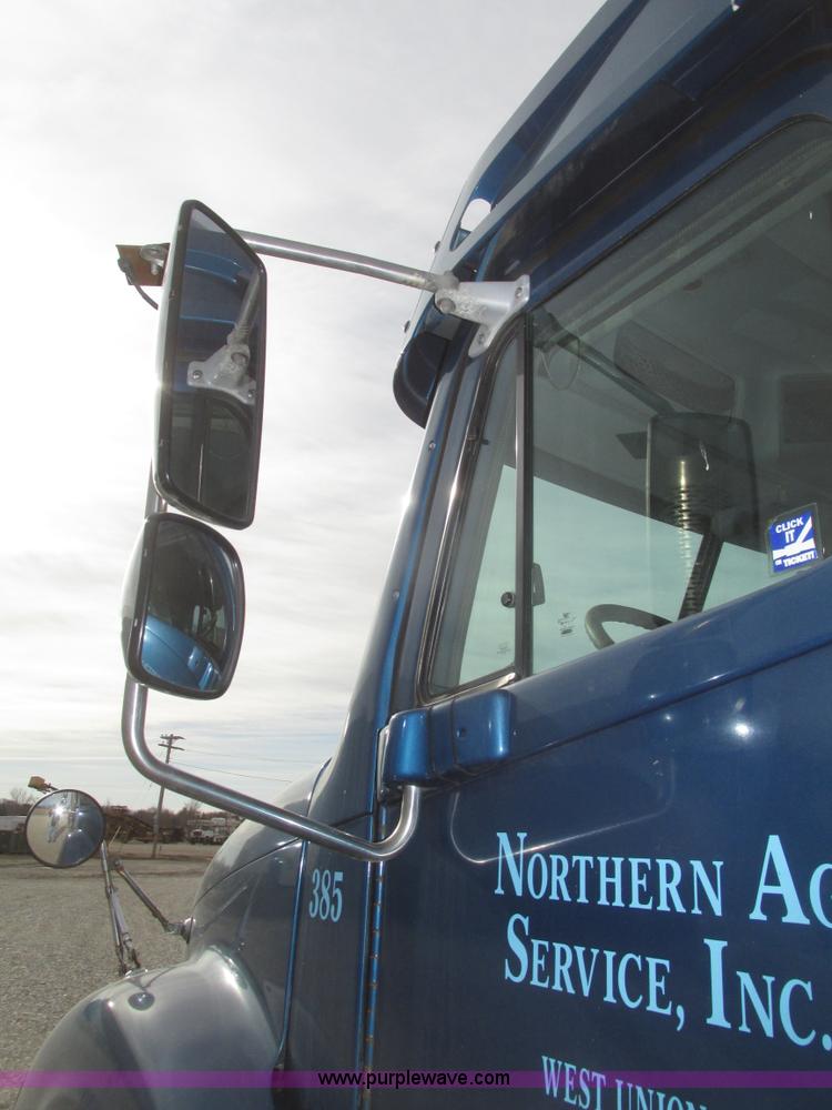 image for item H4734 2005 Freightliner Columbia semi truck