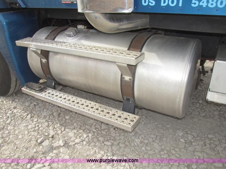 image for item H4734 2005 Freightliner Columbia semi truck