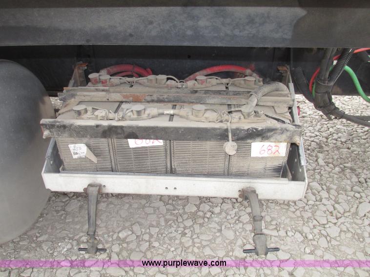 image for item H4734 2005 Freightliner Columbia semi truck